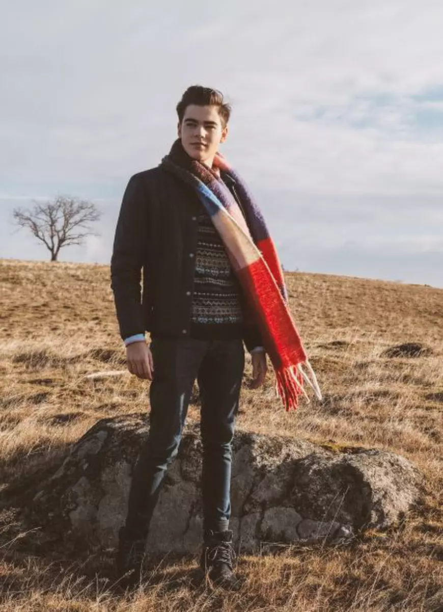 VIDEO/ Imagini rare cu băiatul lui Ștefan Bănică, în noul videoclip. Rolul artistului din perioada adolescenței este jucat chiar de Radu