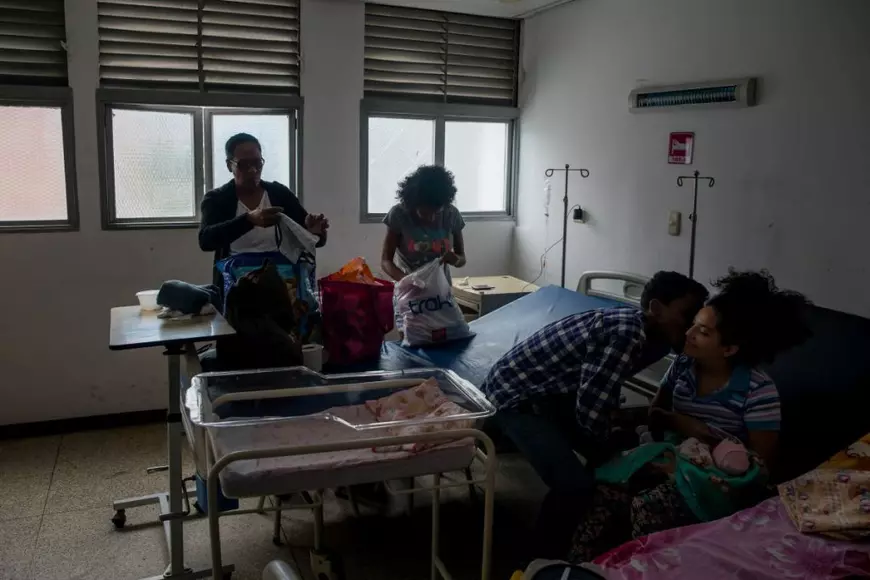 Lupta pentru viață, într-un spital pentru copii din Caracas. Doctorii nu mai au mănuși și dezinfectant, iar curentul electric este limitat