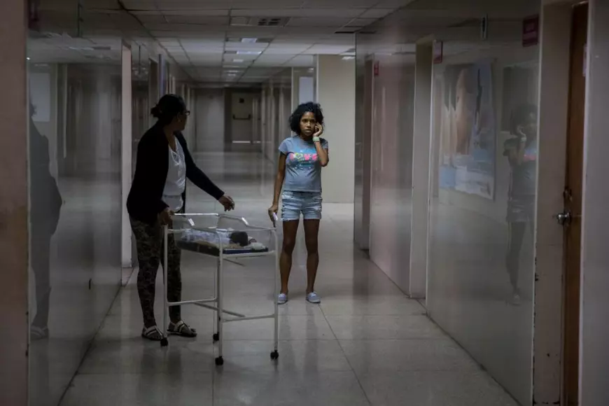 Lupta pentru viață, într-un spital pentru copii din Caracas. Doctorii nu mai au mănuși și dezinfectant, iar curentul electric este limitat