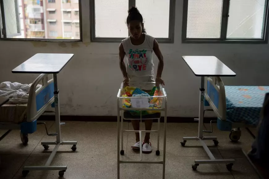 Lupta pentru viață, într-un spital pentru copii din Caracas. Doctorii nu mai au mănuși și dezinfectant, iar curentul electric este limitat