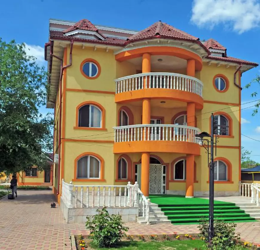 Cazul Țăndărei, prezentat de tabloidul The Sun: "Orașul de lux în care gangsterii români bogați construiesc palate din banii britanicilor și din sclavia copiilor"