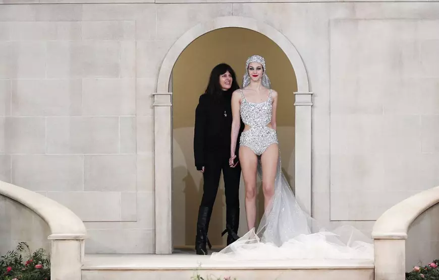 Cine este Virginie Viard, cea care îi va lua locul lui Karl Lagerfeld la creearea colecțiilor Chanel