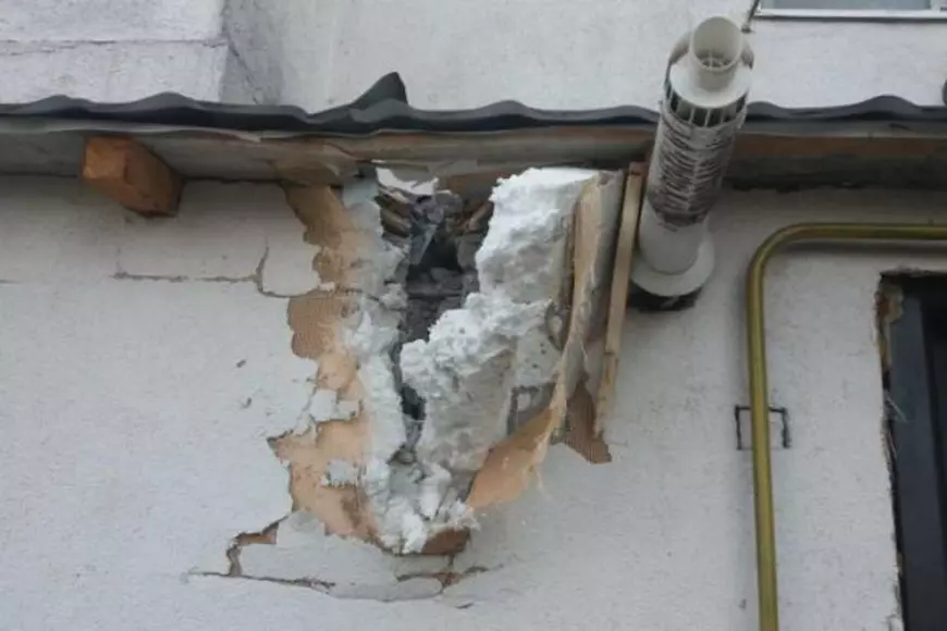 O bucată imensă de fier a căzut din cer și a distrus un balcon în Brăila. Cel mai probabil, obiectul s-a desprins de la un avion