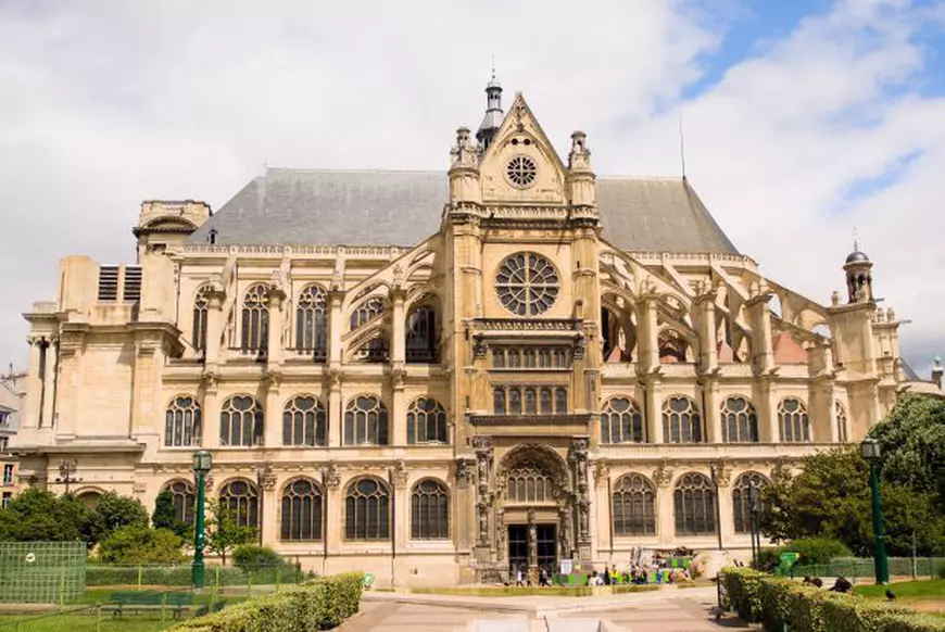 Cel mai bun prieten al câinelui. Povestea lui Mihai, un român care locuiește “pe ultima treaptă, pe stânga” a Bisericii St. Eustache, din Paris