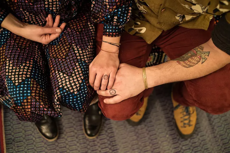 Verighetele tatuate ale lui Vali și Andrei Fărcășanu sunt un Kanji, o ideogramă japoneză care combină simbolul umanității cu simbolul infinitului din filosofia Zen și simbolizează “împreună pentru totdeauna“. Semnul umanității este cel din mijloc și reprezintă doi oameni care se sprijină unul pe altul și în felul acesta sunt în echilibru.