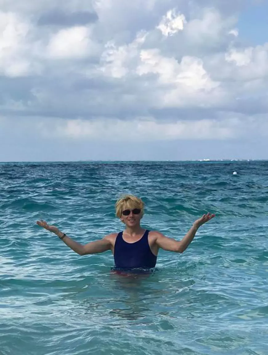 FOTO | Dezvăluirile unui cântăreț român care a plecat în Marea Britanie din cauza atacurilor homofobe. A mărturisit că a fost violat și jefuit în Londra