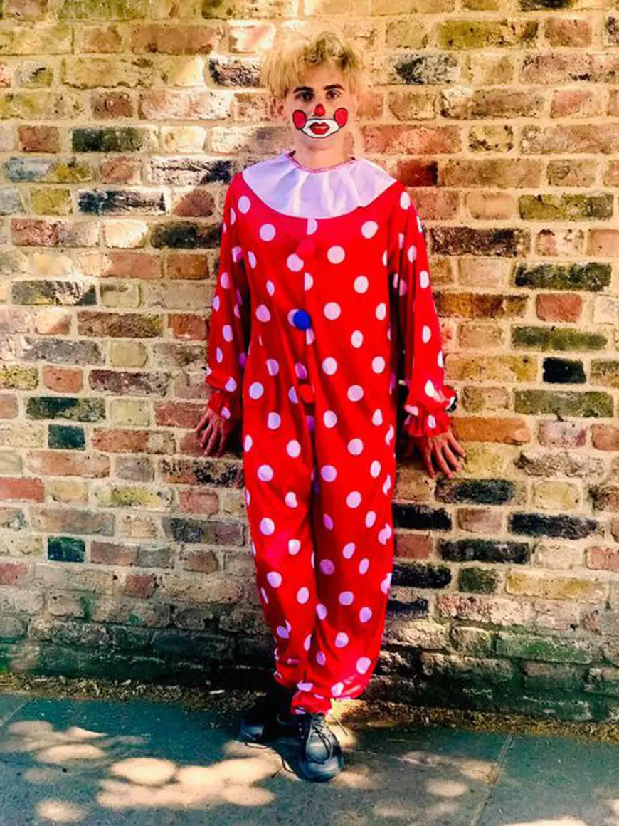 FOTO | Dezvăluirile unui cântăreț român care a plecat în Marea Britanie din cauza atacurilor homofobe. A mărturisit că a fost violat și jefuit în Londra