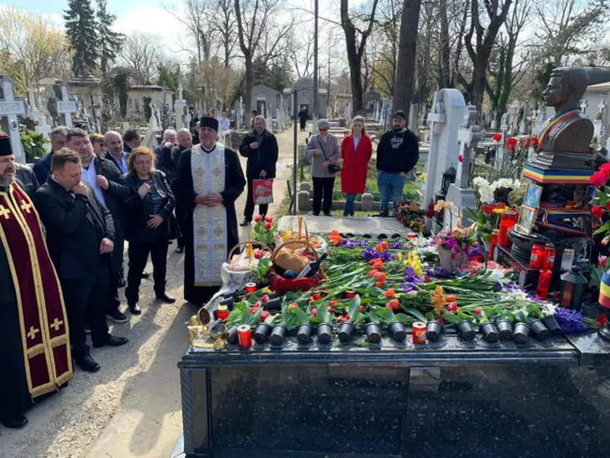 Dragoș Dolănescu i-a făcut parastasul de 10 ani tatălui său. A găsit mormântul plin de flori