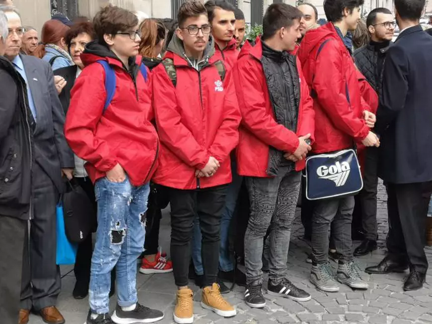 VIDEO | Candidaţii PSD la europarlamentare, faţă în faţă cu electoratul fidel: "Crema noastră, mândria noastră!". Pensionari şi elevi de liceu, aduşi să susţină cu aplauze partidul