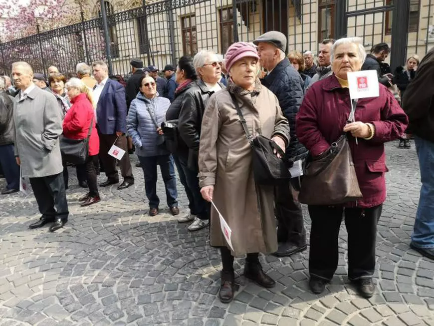 VIDEO | Candidaţii PSD la europarlamentare, faţă în faţă cu electoratul fidel: "Crema noastră, mândria noastră!". Pensionari şi elevi de liceu, aduşi să susţină cu aplauze partidul