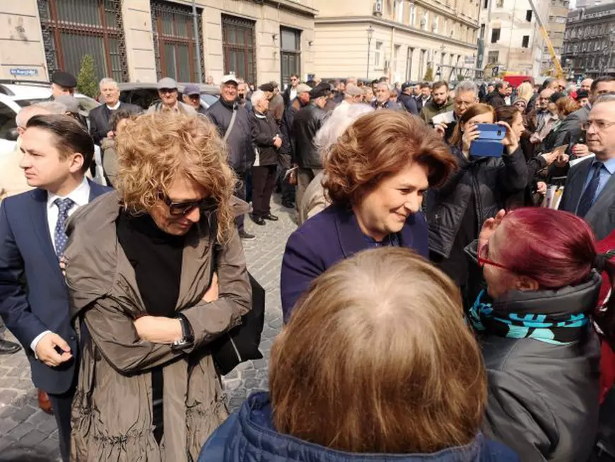 VIDEO | Candidaţii PSD la europarlamentare, faţă în faţă cu electoratul fidel: "Crema noastră, mândria noastră!". Pensionari şi elevi de liceu, aduşi să susţină cu aplauze partidul