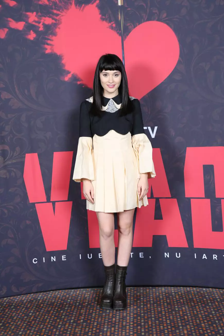 Irina Rimes face școală cu ajutorul televizorului