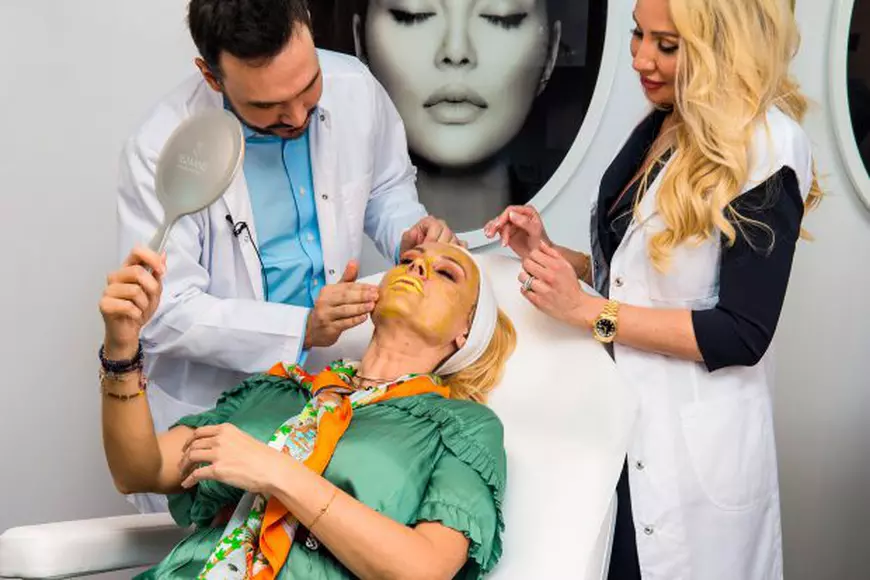 (Publicitate) Metode de întinerire a pielii de la AClinique, singurul loc în care se aplică măști cu aur de 24 K