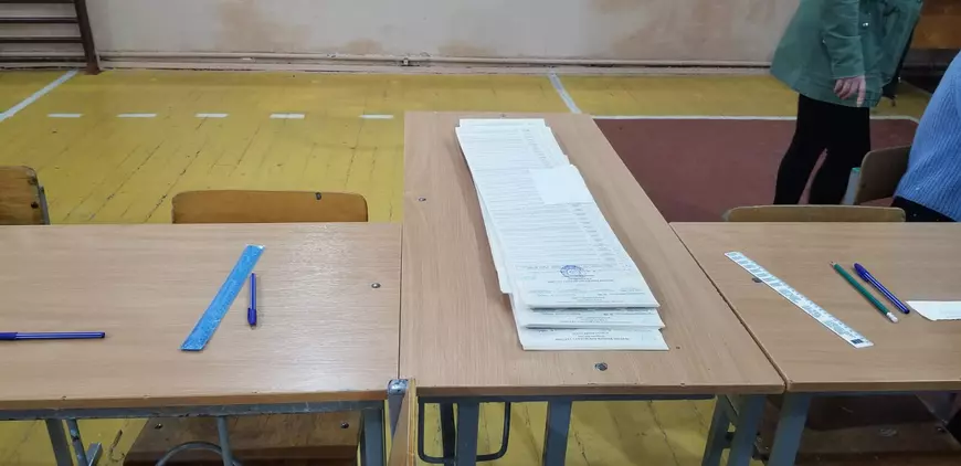 Imaginile zilei vin din Ucraina. Buletine de vot cât un papirus și mese întoarse invers ca să încapă lista cu toți candidații!