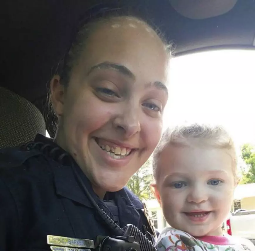 FOTO | O fostă polițistă și-a lăsat copilul să moară sufocat într-o mașină încinsă în timp ce ea întreținea relații sexuale cu șeful ei