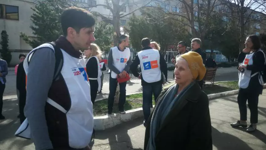 FOTO&VIDEO | Jurnalista Maria Andrieș l-a însoțit pe Dacian Cioloș în periplul său din Teleorman, județul lui Dragnea. Liderul Plus, schimb de replici cu simpatizanți PSD din Roșiorii de Vede: "Sunteți zero" / "Da, zero corupție"