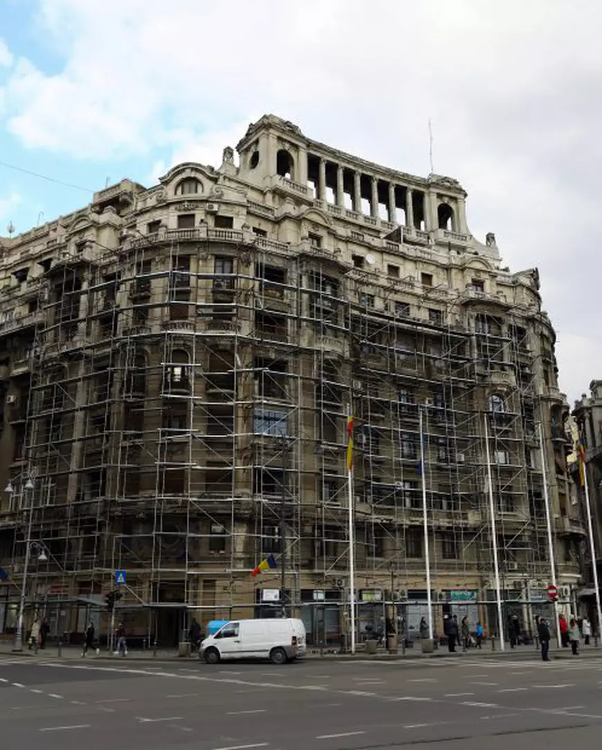 UPDATE / Firea a interzis cutremurul în București! Un mash publicitar uriaș care înfățișa cum ar arăta o clădire după cutremur a fost dat jos la patru zile după ce a fost montat / Reacția PMB: „Poliția Locală nu a desfășurat nicio acțiune de acest gen”