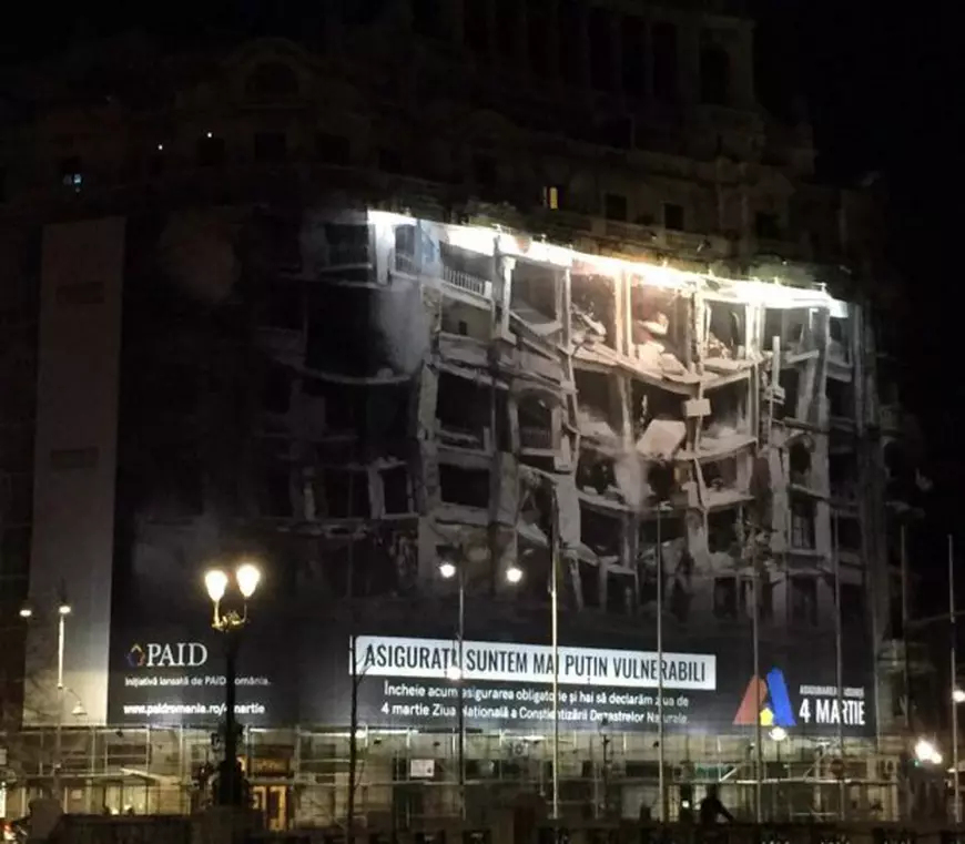 UPDATE / Firea a interzis cutremurul în București! Un mash publicitar uriaș care înfățișa cum ar arăta o clădire după cutremur a fost dat jos la patru zile după ce a fost montat / Reacția PMB: „Poliția Locală nu a desfășurat nicio acțiune de acest gen”