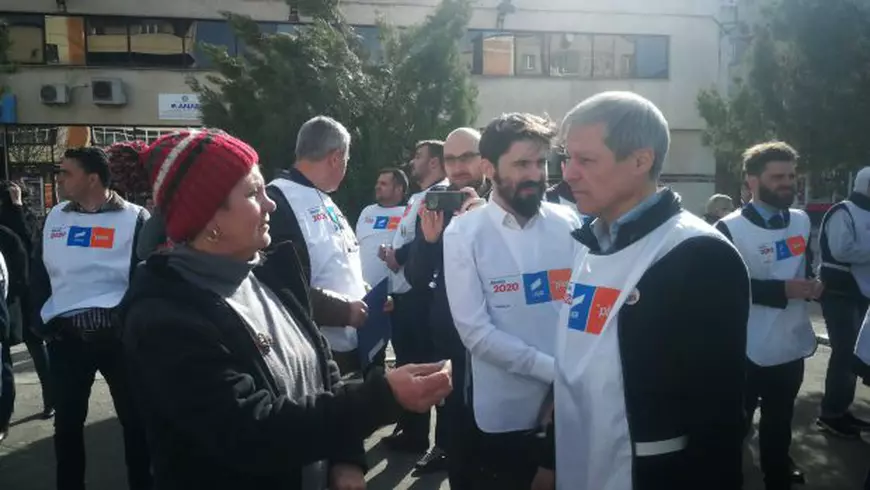 FOTO&VIDEO | Jurnalista Maria Andrieș l-a însoțit pe Dacian Cioloș în periplul său din Teleorman, județul lui Dragnea. Liderul Plus, schimb de replici cu simpatizanți PSD din Roșiorii de Vede: "Sunteți zero" / "Da, zero corupție"