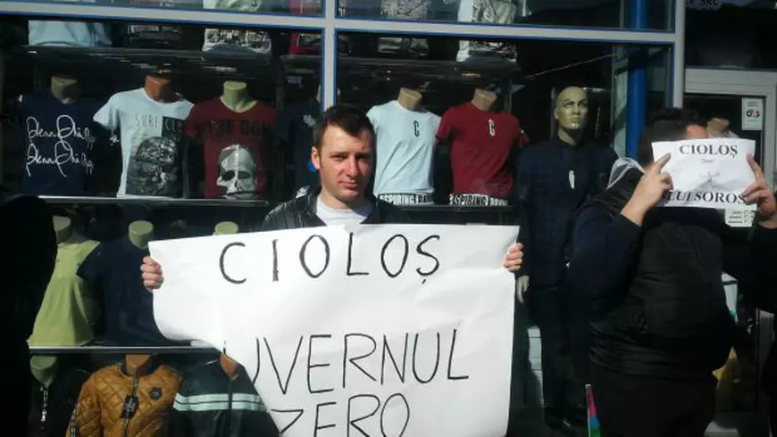 FOTO&VIDEO | Jurnalista Maria Andrieș l-a însoțit pe Dacian Cioloș în periplul său din Teleorman, județul lui Dragnea. Liderul Plus, schimb de replici cu simpatizanți PSD din Roșiorii de Vede: "Sunteți zero" / "Da, zero corupție"