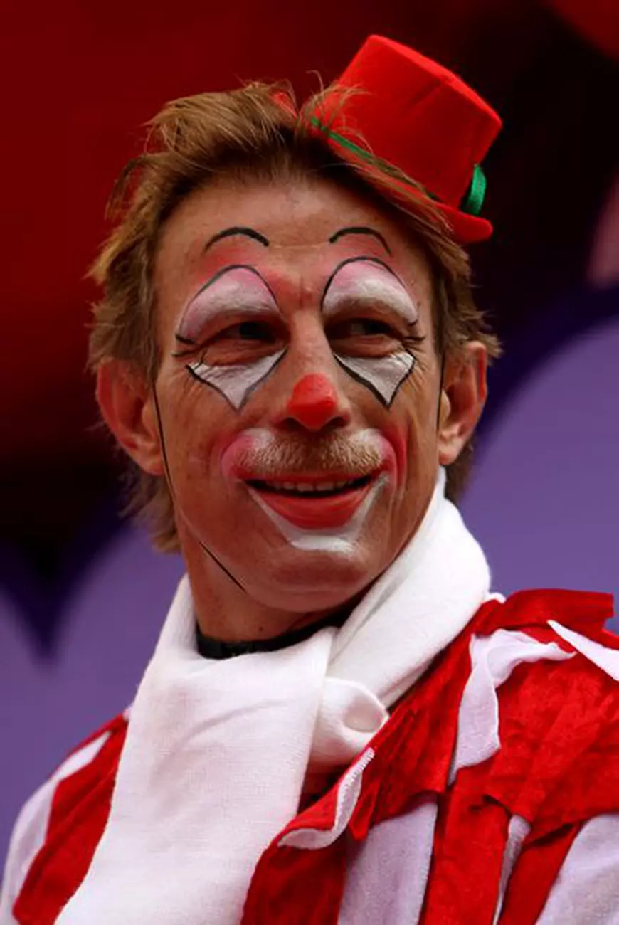 Viața e un carnaval! Christoph Daum, fostul selecționer al Naționalei, de la clovn la prinț indian