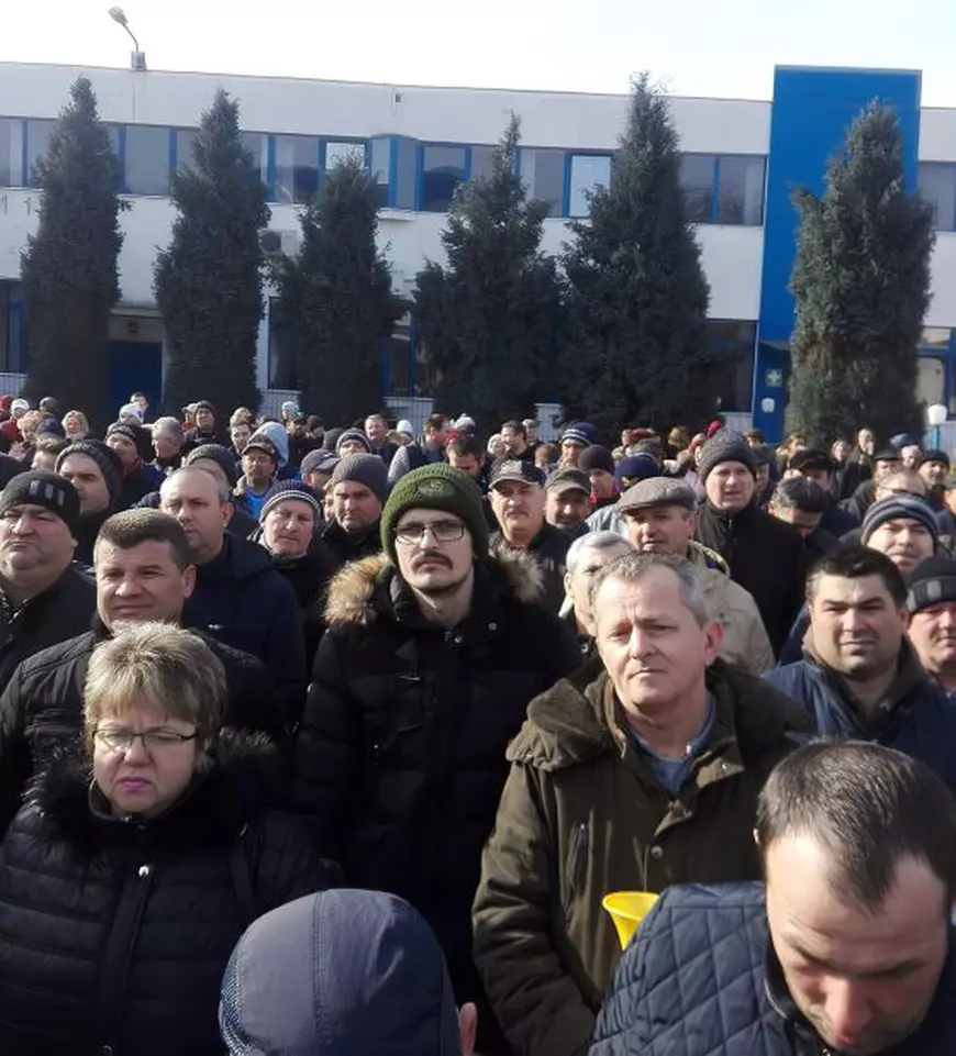 „Vestele albastre” din Satu Mare. Revolta celor 400 de muncitori care cer 2 lei în plus pe ora de muncă, adică un salariu lunar cu 300 de lei mai mare
