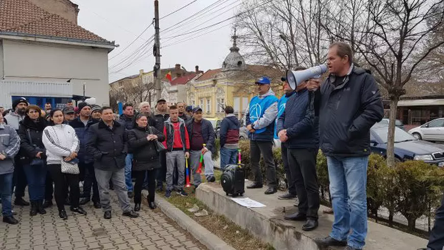 „Vestele albastre” din Satu Mare. Revolta celor 400 de muncitori care cer 2 lei în plus pe ora de muncă, adică un salariu lunar cu 300 de lei mai mare