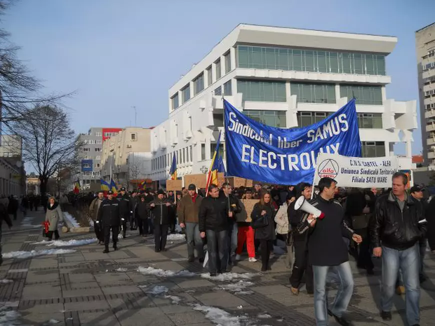 „Vestele albastre” din Satu Mare. Revolta celor 400 de muncitori care cer 2 lei în plus pe ora de muncă, adică un salariu lunar cu 300 de lei mai mare