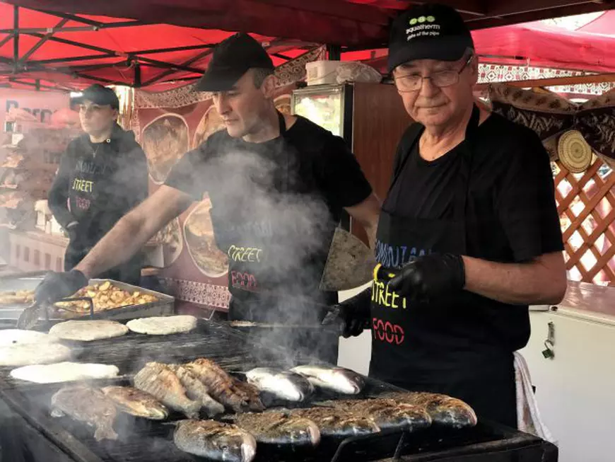 FOTO | Sfârâie grătarele! Peste 100 de sortimente de pește îi așteaptă pe gurmanzi la „Festivalul Pescăresc” din Parcul Național din București