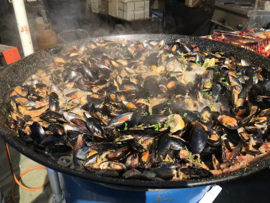 FOTO | Sfârâie grătarele! Peste 100 de sortimente de pește îi așteaptă pe gurmanzi la „Festivalul Pescăresc” din Parcul Național din București