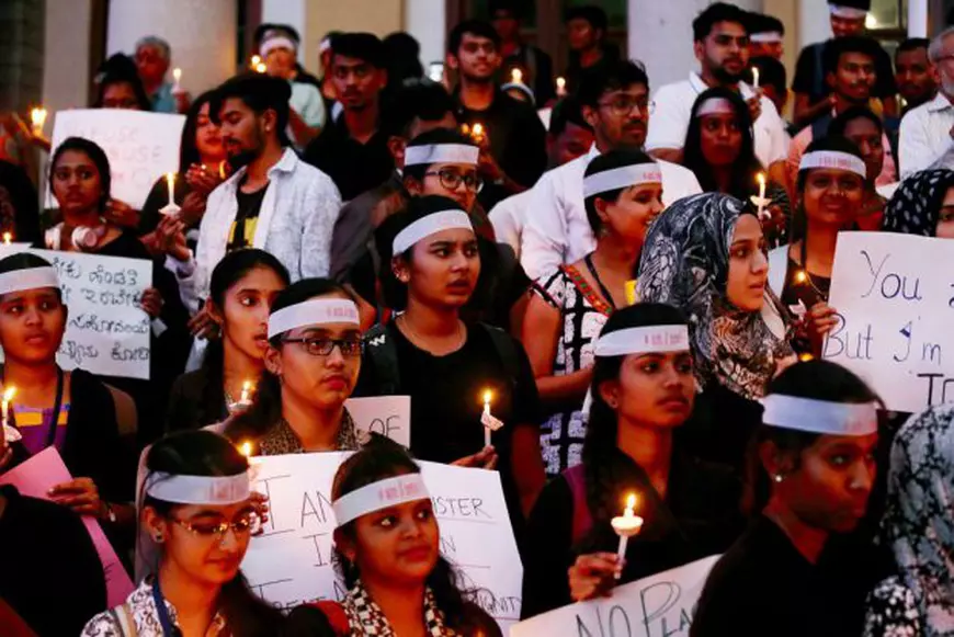 Fetiță de 12 ani, violată și ucisă de frații și unchiul ei în India