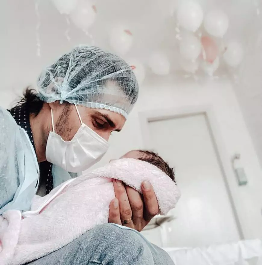 Fotografia emoționantă cu George Burcea și fetița nou-născută, după ce Andreea Bălan a suferit un stop cardio-respirator