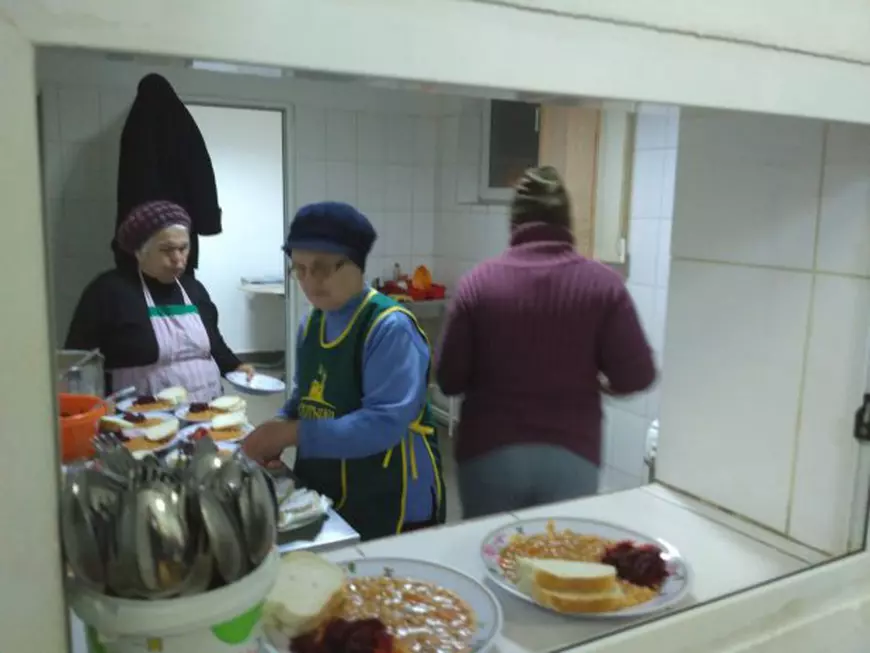 VIDEO&FOTO/ La 80 de ani, o fostă asistentă gătește săptămânal pentru oamenii străzii. Viața de poveste a unui om simplu, pentru care „nu pot” nu există