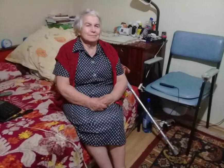 VIDEO&FOTO/ La 80 de ani, o fostă asistentă gătește săptămânal pentru oamenii străzii. Viața de poveste a unui om simplu, pentru care „nu pot” nu există