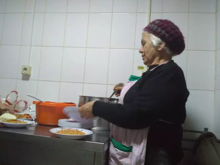 VIDEO&FOTO/ La 80 de ani, o fostă asistentă gătește săptămânal pentru oamenii străzii. Viața de poveste a unui om simplu, pentru care „nu pot” nu există