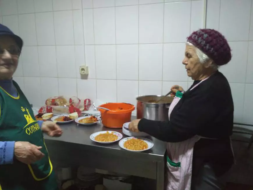VIDEO&FOTO/ La 80 de ani, o fostă asistentă gătește săptămânal pentru oamenii străzii. Viața de poveste a unui om simplu, pentru care „nu pot” nu există