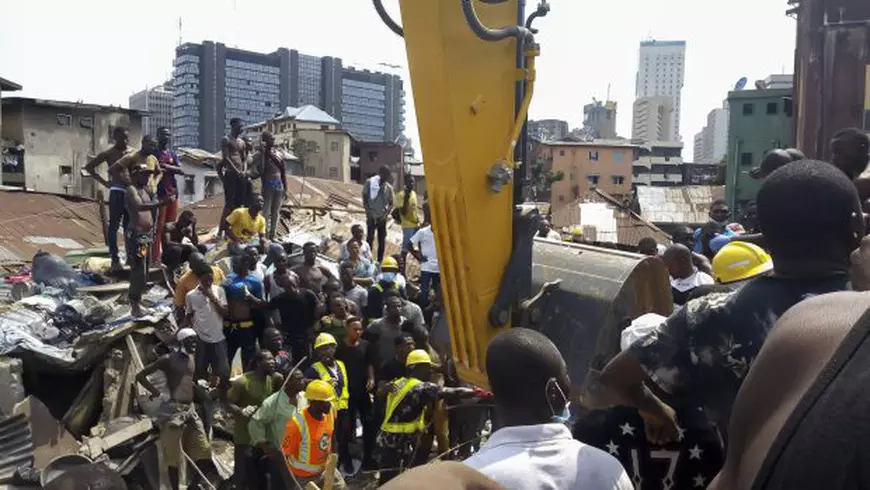 UPDATE | O școală din Nigeria s-a prăbușit. Cel puțin 10 copii au murit. Mulți elevi sunt prinși sub dărâmături