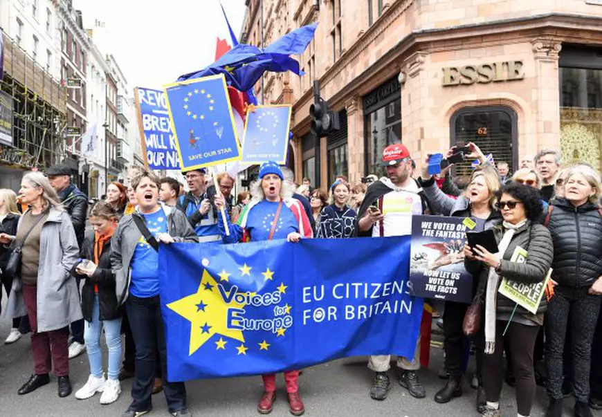 Sute de mii de oameni au protestat la Londra pentru organizarea unui nou referendum pe tema Brexitului (FOTO & VIDEO)