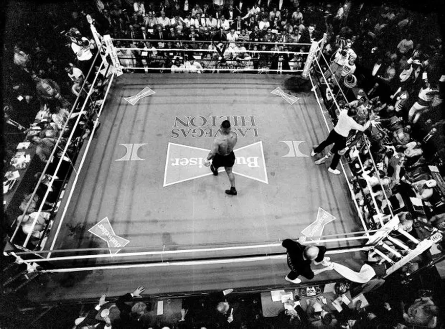 Un fost campion mondial la box a fost internat de urgență la spital cu pneumonie