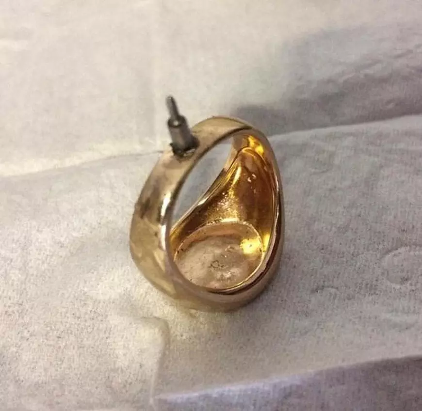 CORESPONDENȚĂ DIN UCRAINA | Stăpânii inelelor. Cum se va încerca distrugerea buletinelor de vot, dacă numărătoarea nu dă bine: inele care zgârie printr-un capăt metalic