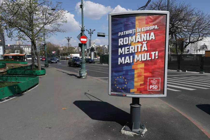 Fotoreportaj printre panouri electorale. Ofertele din inima Bucureștiului: photoshop și corturi goale
