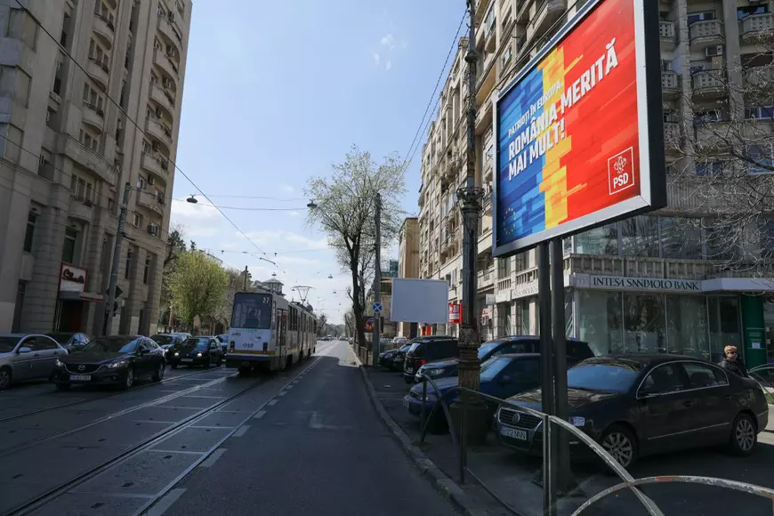 Fotoreportaj printre panouri electorale. Ofertele din inima Bucureștiului: photoshop și corturi goale