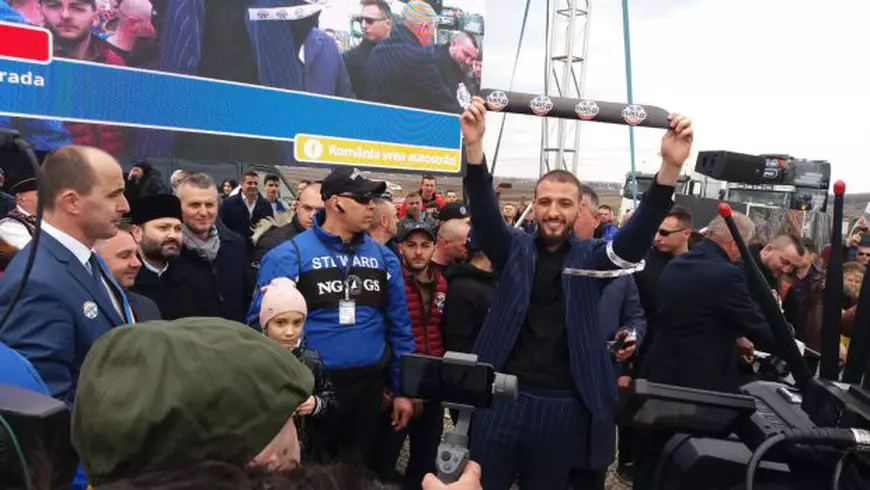 VIDEO&FOTO/ Mii de oameni, la inaugurarea singurului metru de autostradă din Moldova. Unii participanți au venit în costume de daci