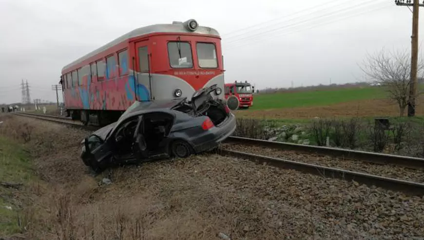 O mașină a fost lovită de tren, în județul Olt. Șoferul a murit pe loc, în urma impactului