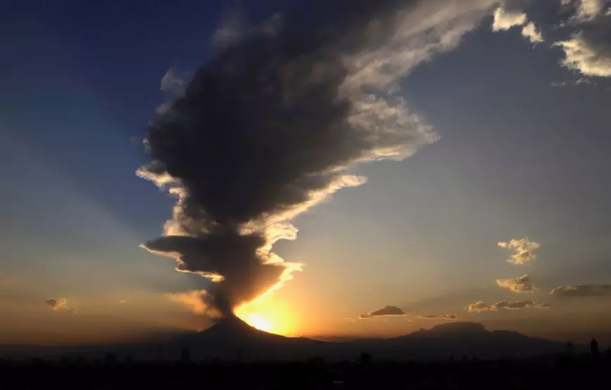 Vulcanul Popocatepetl din Mexic a început să erupă