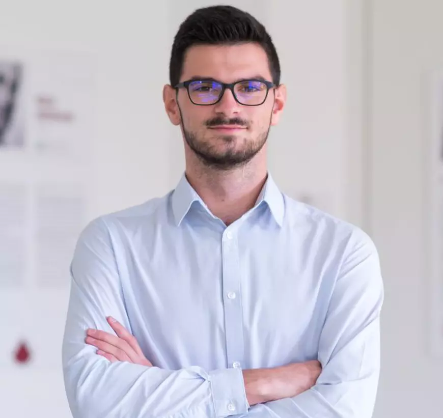 Un tânăr de 21 de ani a creat o platformă care identifică firmele rău-platnice