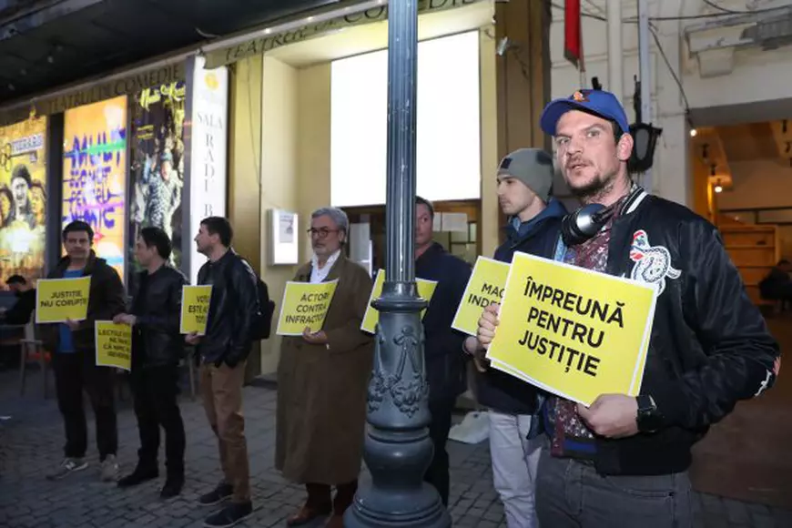 Protestul de vineri seară, din fața Teatrului de Comedie din București