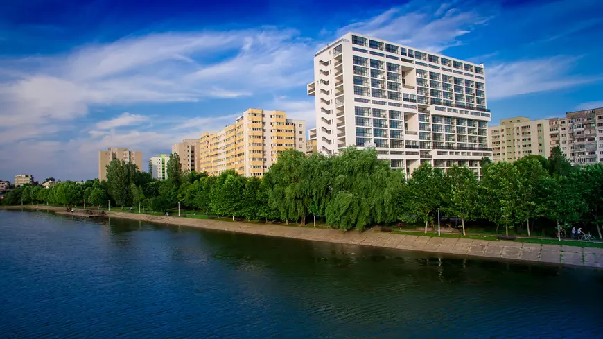 Ruby vede Bucureștiul de la înălțime! Și-a luat apartament pe 3 etaje, într-un bloc de pe malul Lacului Plumbuita