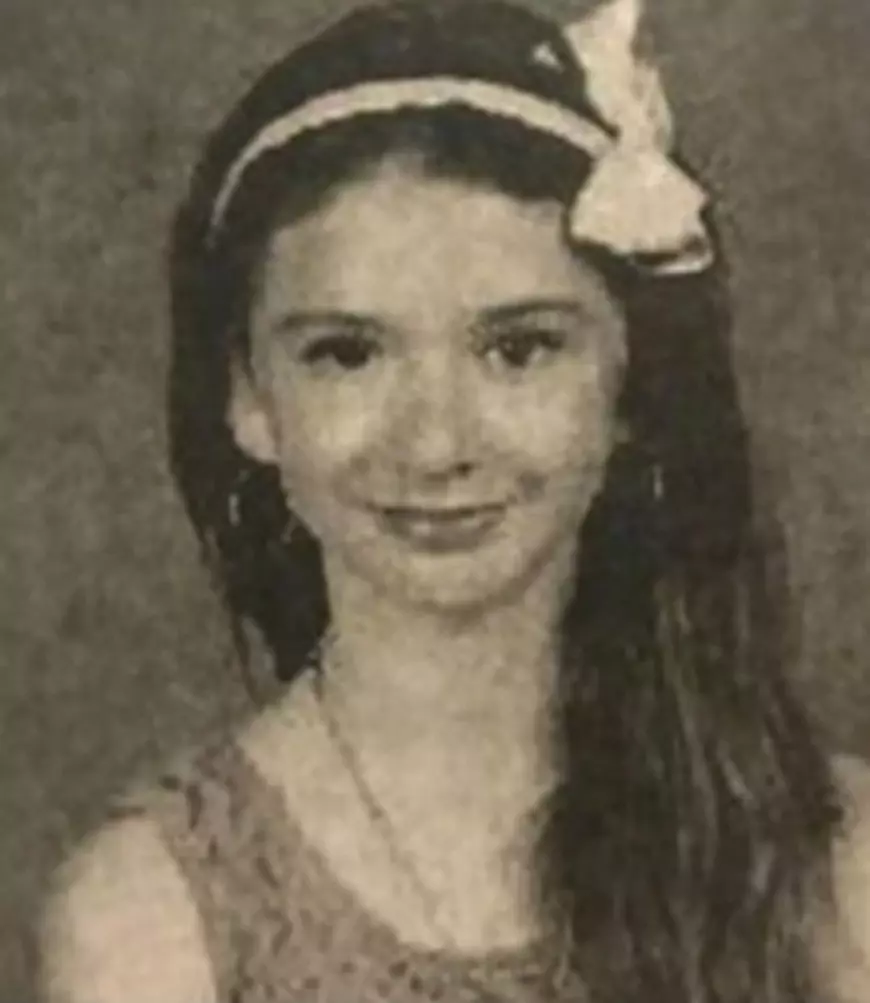 FOTO | O fetiță de 14 ani a fost bătută și ținută de familia ei într-o cușcă de câine. Trupul neînsuflețit al copilei a fost găsit îngropat în curtea casei