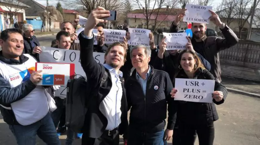 FOTO&VIDEO | Jurnalista Maria Andrieș l-a însoțit pe Dacian Cioloș în periplul său din Teleorman, județul lui Dragnea. Liderul Plus, schimb de replici cu simpatizanți PSD din Roșiorii de Vede: "Sunteți zero" / "Da, zero corupție"